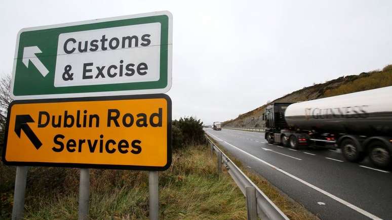 Atualmente n&atilde;o h&aacute; uma fronteira r&iacute;gida, com controle de mercadorias e passaportes, na fronteira entre Irlanda do Norte e Rep&uacute;blica da Irlanda