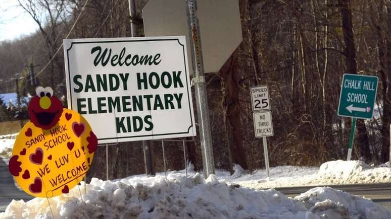 20 crian&ccedil;as pequenas morreram em ataque &agrave; escola prim&aacute;ria Sandy Hook, em Connecticut. nos Estados Unidos, em 2012