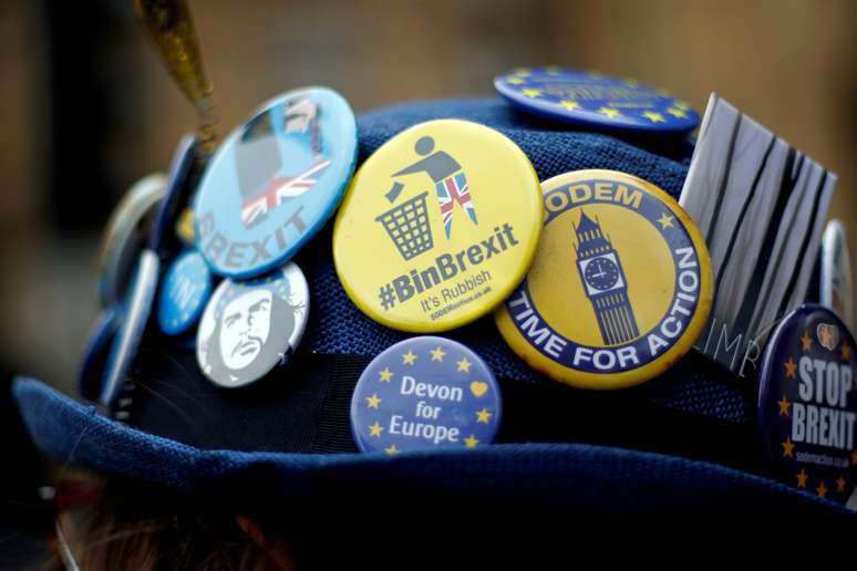 Broches anti-Brexit presos em chapéu de manifestante em frente ao Parlamento britânico, em Londres
13/03/2019
REUTERS/Tom Jacobs