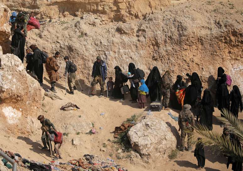 Combatentes do Estado Islâmico e familiares caminham para se render no vilarejo de Baghouz
12/03/2019
REUTERS/Rodi Said