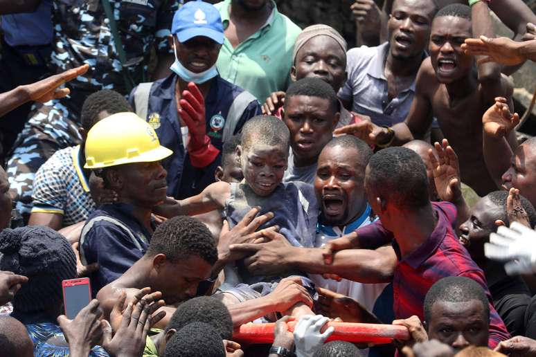 Homens carregam menino retirado de escombros de prédio que desmoronou em Lagos, na Nigéria
13/03/2019
REUTERS/Temilade Adelaja