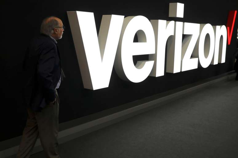 Homem passa por logo da Verizon durante Mobile World Congress, em Barcelona, na Espanha. 26/02/2019. REUTERS/Sergio Perez.