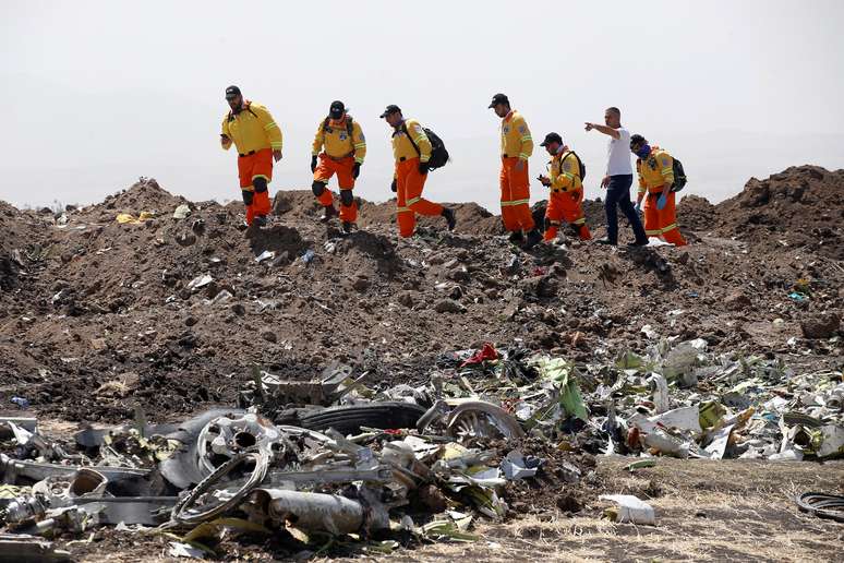 Voluntários fazem buscas em destroços de aeronave da Ethiopian Airlines
12/03/2019 REUTERS/Baz Ratner