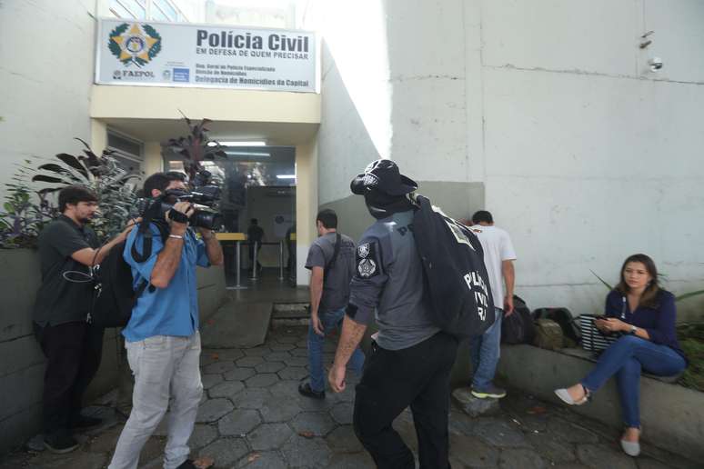 Movimentação de policiais chegando com malotes apreendidos em frente à Delegacia de Homicídios do Rio de Janeiro, na Barra da Tijuca, zona oeste da cidade, durante a Operação Lume, deflagrada na terça-feira, 12 de março de 2019