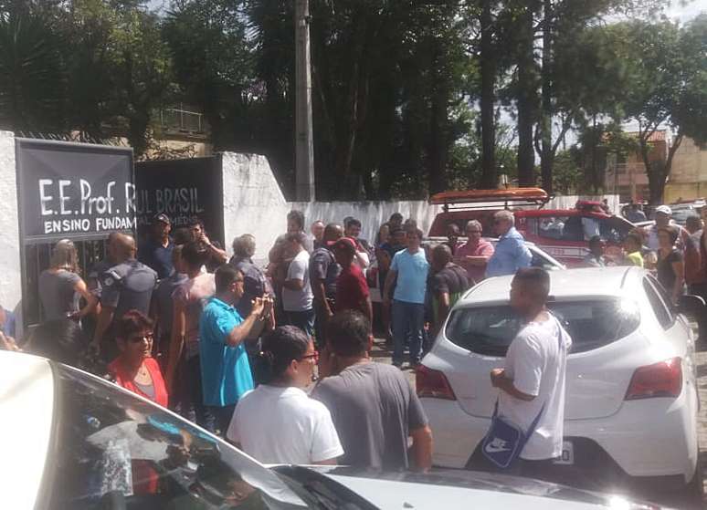 Movimento em frente ao portão da Escola Estadual Raul Brasil de Suzano, na Grande São Paulo, após tiroteio ocorrido nesta quarta-feira (13)