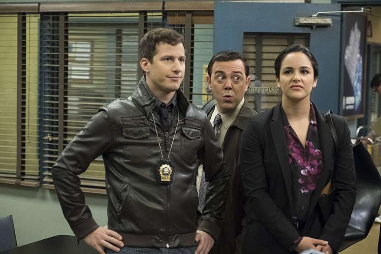 Melissa Fumero, Joe Lo Truglio e Andy Samberg em &#039;Brooklyn Nine-Nine&#039; (2013)