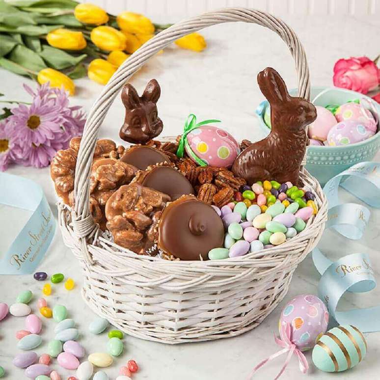 26. Além do ovo de páscoa, uma cesta cheia de coelhinhos de chocolate também é um excelente presente – Foto: Pinterest