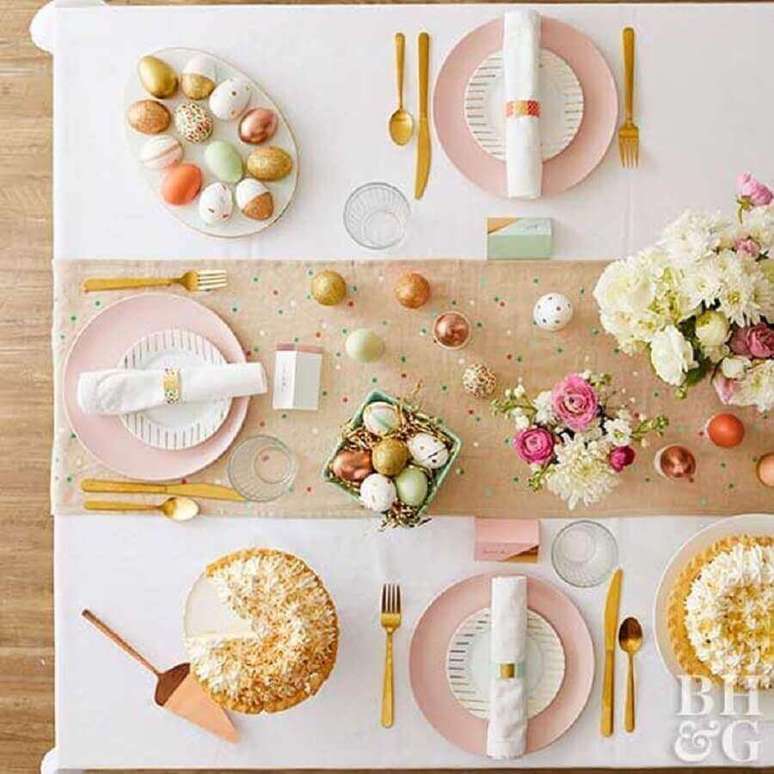 40. Linda e super delicada decoração para mesa de páscoa em tons de rosa com talheres dourados e pequenos ovos de chocolate personalizados – Foto: Better Homes & Garden