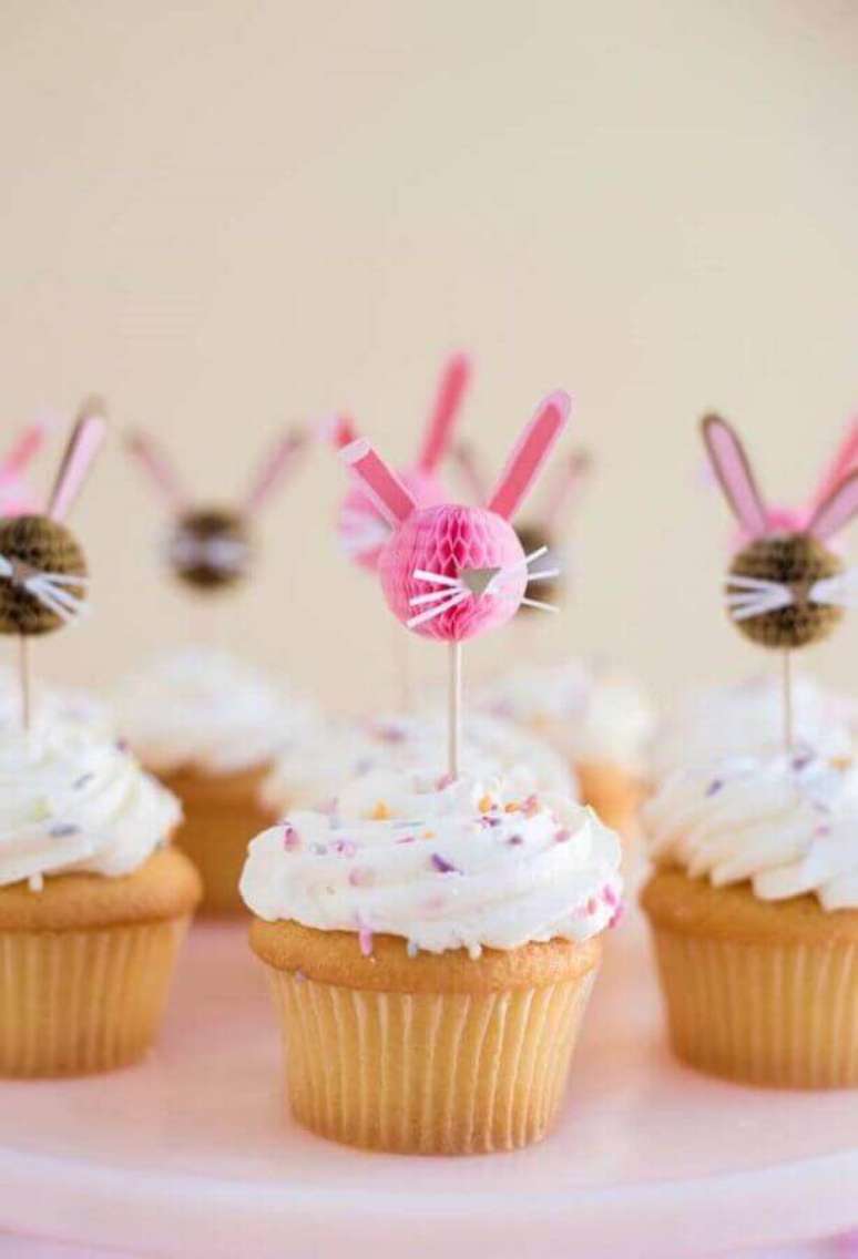 45. Ideias para páscoa com cupcakes personalizados com coelhinhos de papel no topo – Foto: Pinosy