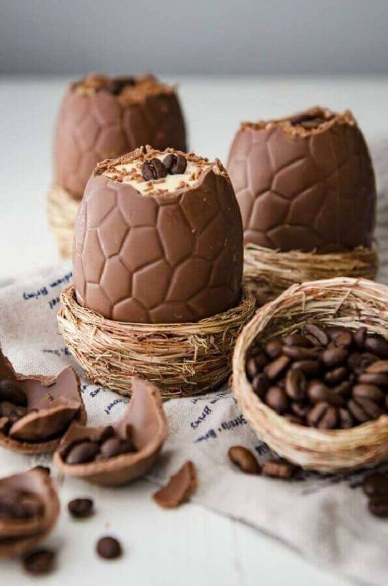 63. Mini cesta de páscoa com ovo de chocolate recheado – Foto: Acasa la Nevasta