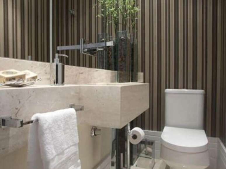 2- O papel de parede para lavabo moderno com listras verticais deixa o ambiente refinado. Fonte: Pinterest
