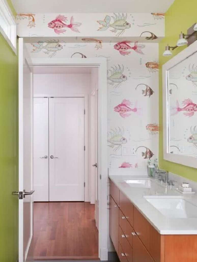 7- A decoração para lavabo com papel de parede utiliza a estampa de peixinhos coloridos. Fonte: Pinterest