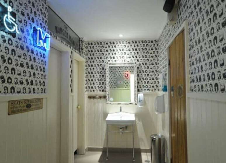 10- O papel de parede para lavabo moderno foi instalado na meia parede superior. Fonte: Luiza Urban Arquitetura
