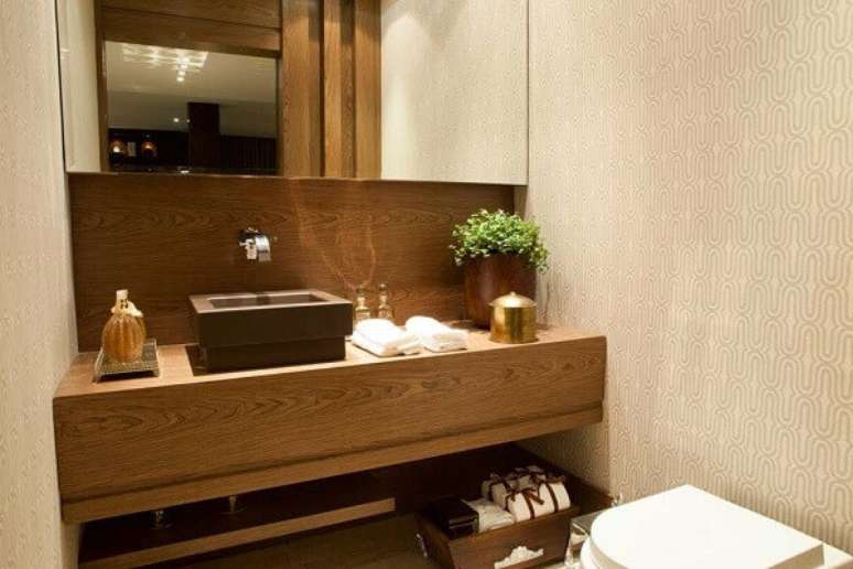 11- O papel de parede para lavabo tem tons neutros e combina com a bancada em madeira natural. Fonte: DecorSalteado