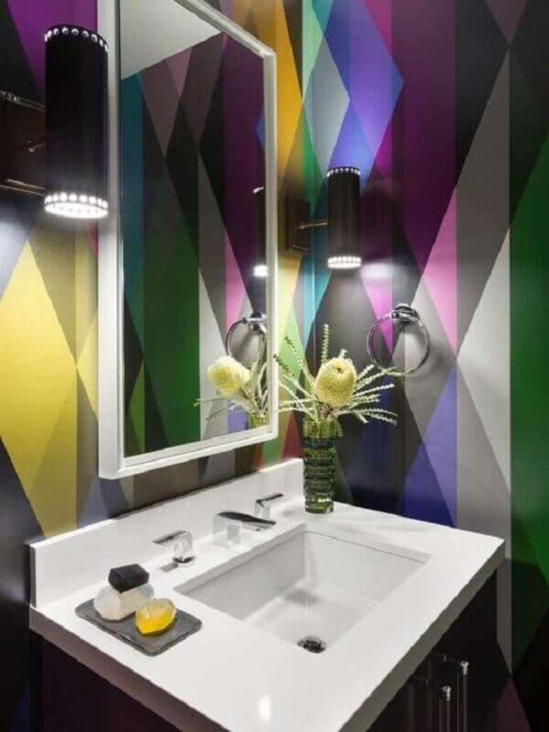 16- O papel de para lavabo colorido é ideal para apartamentos jovens e vibrantes. Fonte: Pinterest