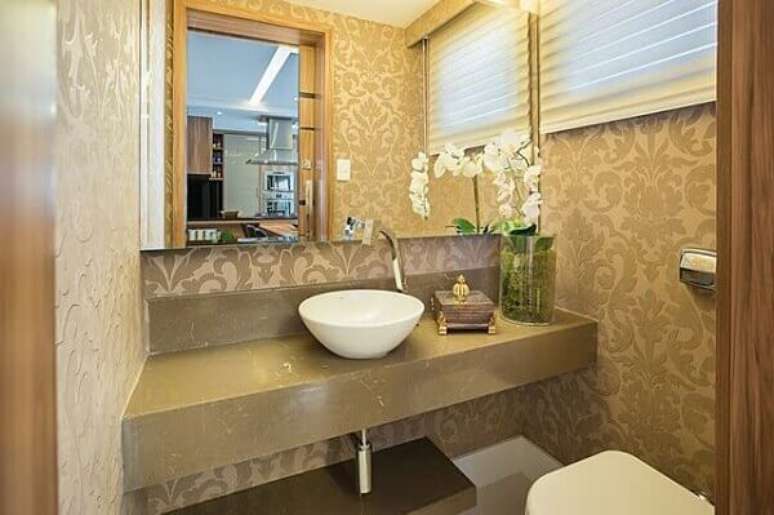 17- O papel de parede para lavabo com arabescos é texturizado em relevo. Fonte: Pinterest