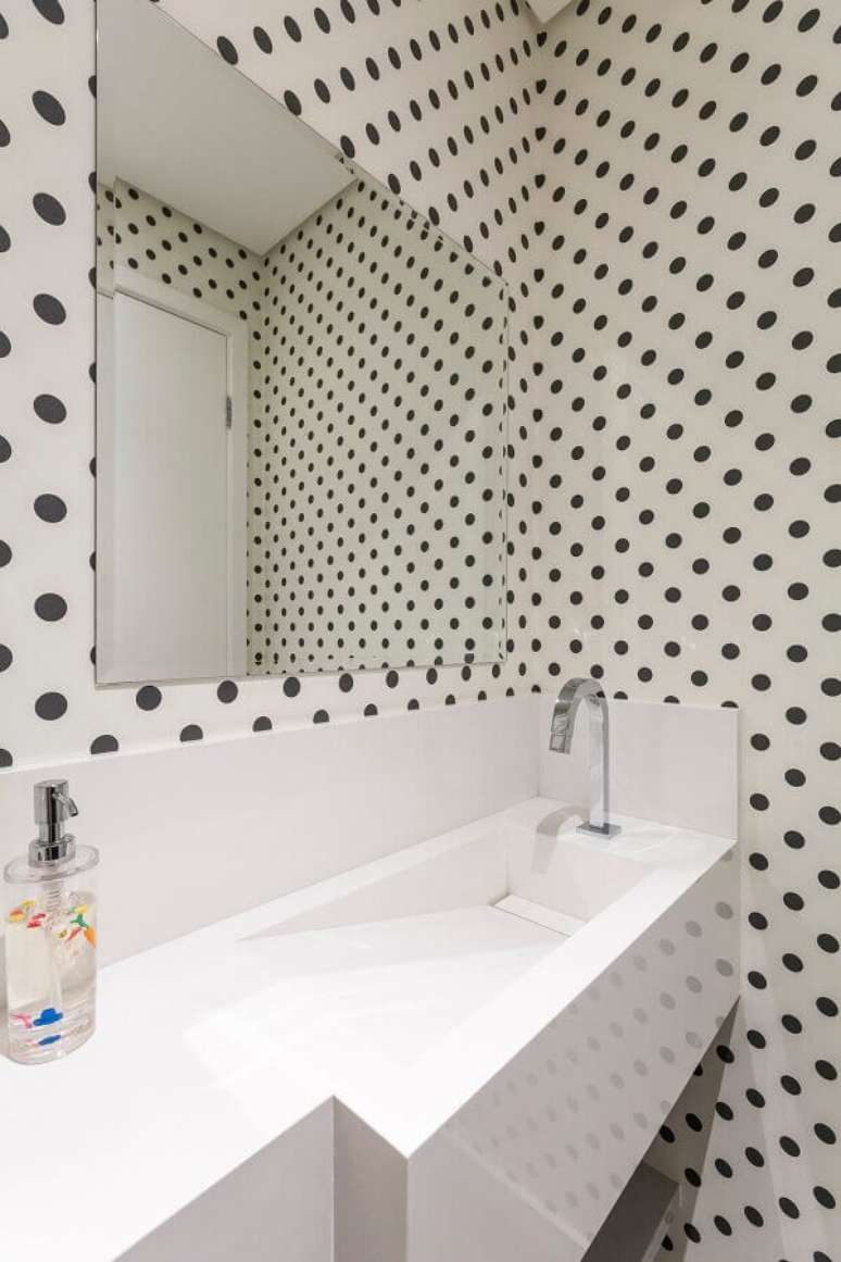 19- O papel de parede com estampa de bolinhas na cor preta e com fundo branco combina com as linhas retas da bancada de silestone. Fonte: Idealizzare Arquitetos