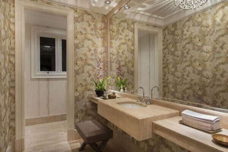 21- A decoração para lavabo com papel de parede em tons neutros deixa o ambiente requintado e elegante. Fonte: Urbano Studio