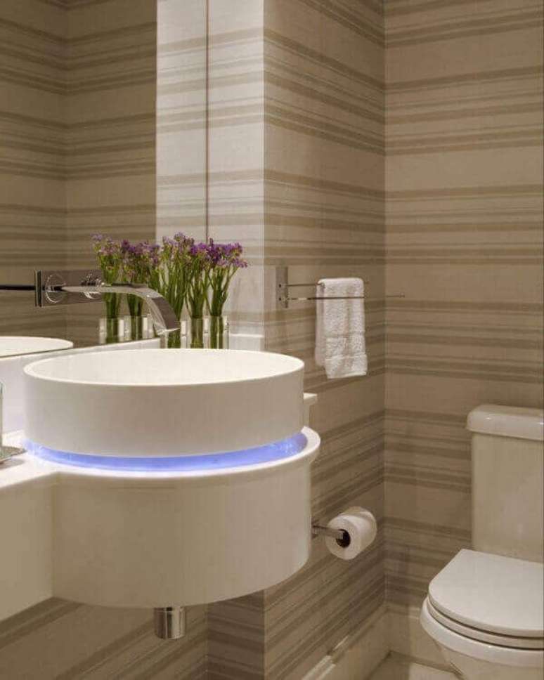 22- O papel de parede para lavabo listrado tem na sua base o mesmo tom do vaso sanit&aacute;rio e da pia. Fonte: Marcelo Rosset