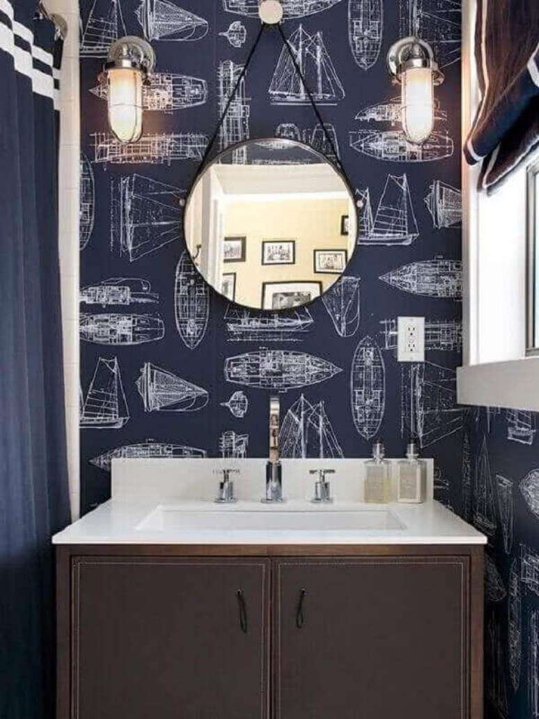 23- O papel de parede para lavabo com estampa náutica tem o fundo azul do mesmo tom da cortina. Fonte: Pinterest