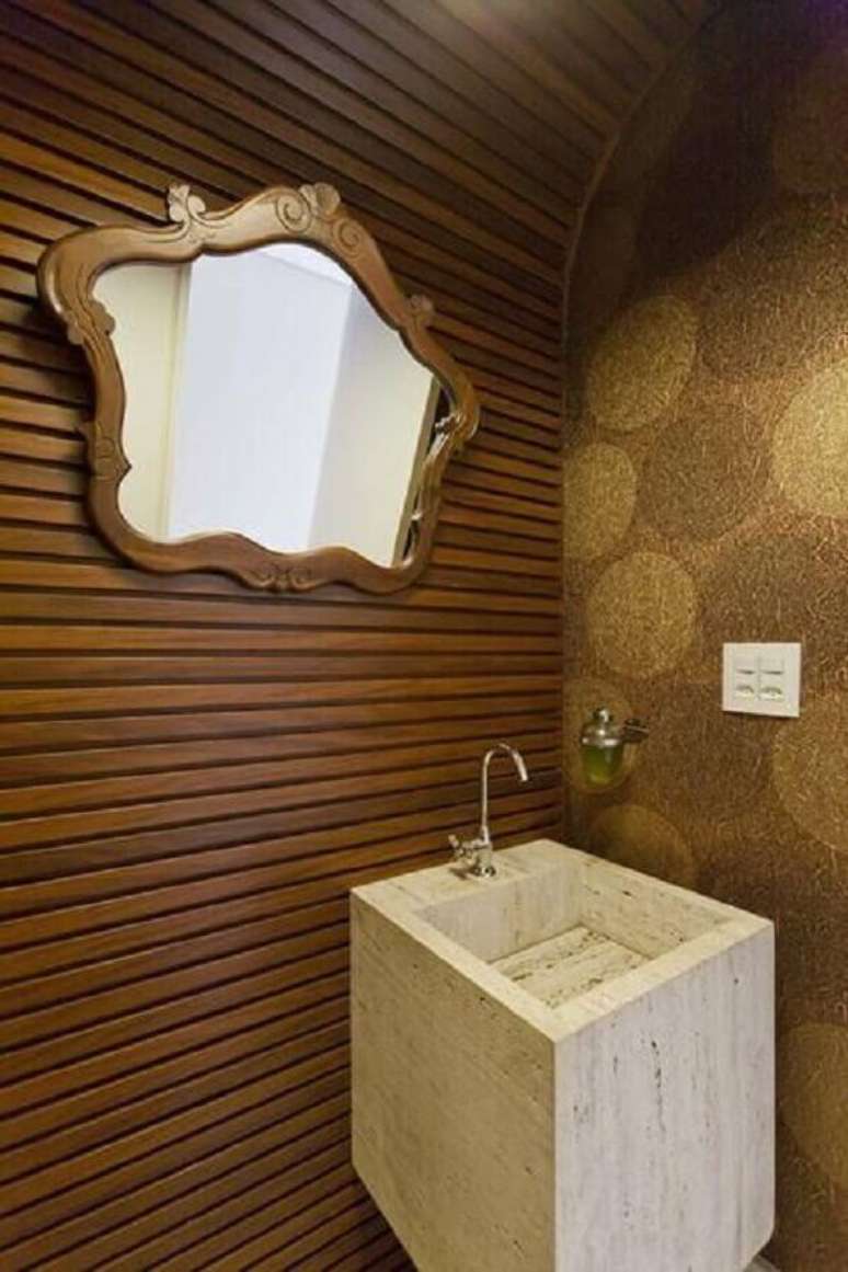 25- O papel de parede para lavabo tem estampa amadeirada com círculos em dois tons. Fonte: Conseil Brasil