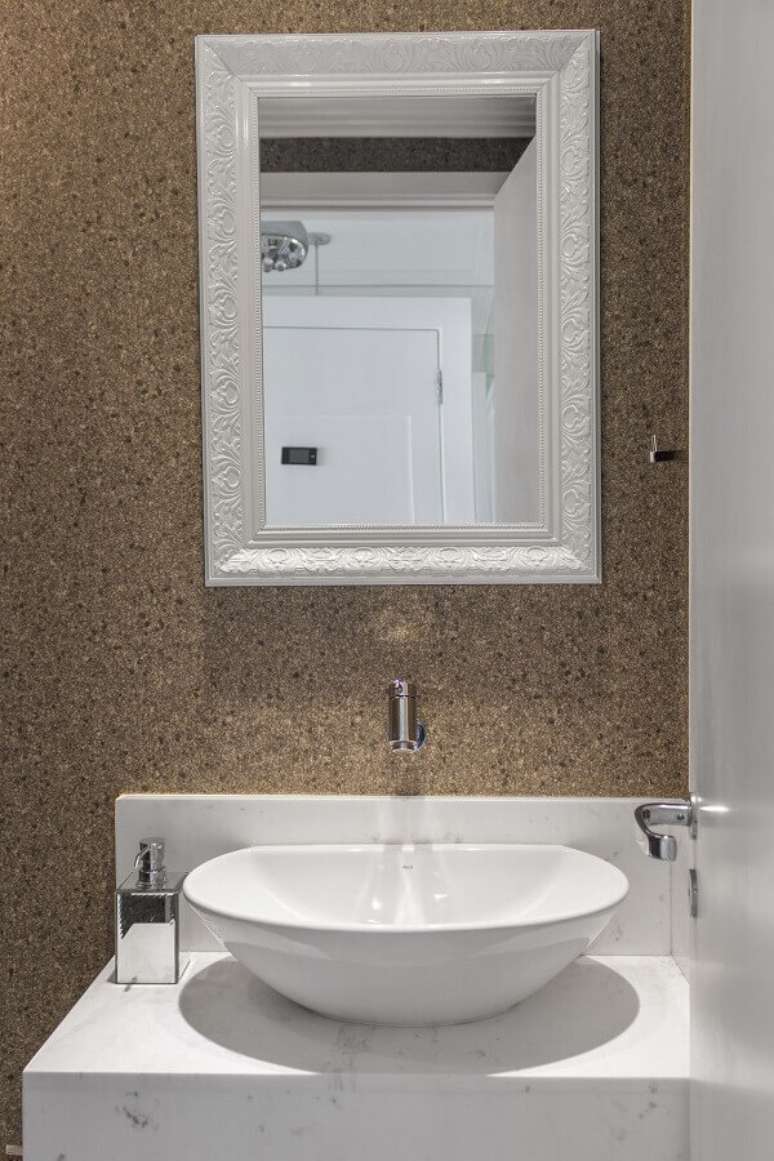 5- O papel de parede para lavabo pequeno com estampa em cortiça contrasta com as louças e moldura branca do espelho. Fonte: Sueli Vilas Boas Zampirollo