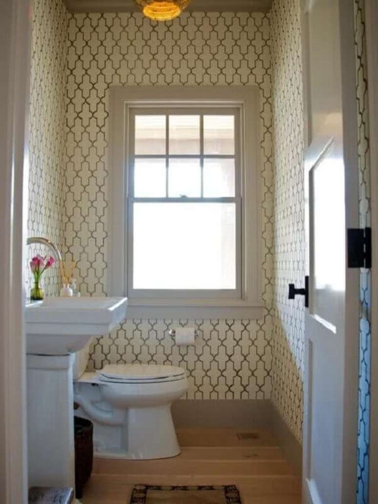 28- O papel de parede para lavabo com desenhos delicados decora o ambiente com louças brancas. Fonte: Pinterest