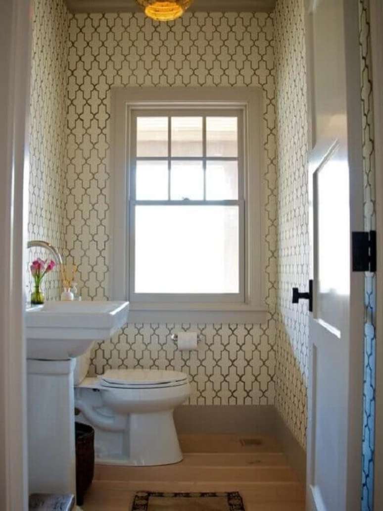 28- O papel de parede para lavabo com desenhos delicados decora o ambiente com lou&ccedil;as brancas. Fonte: Pinterest