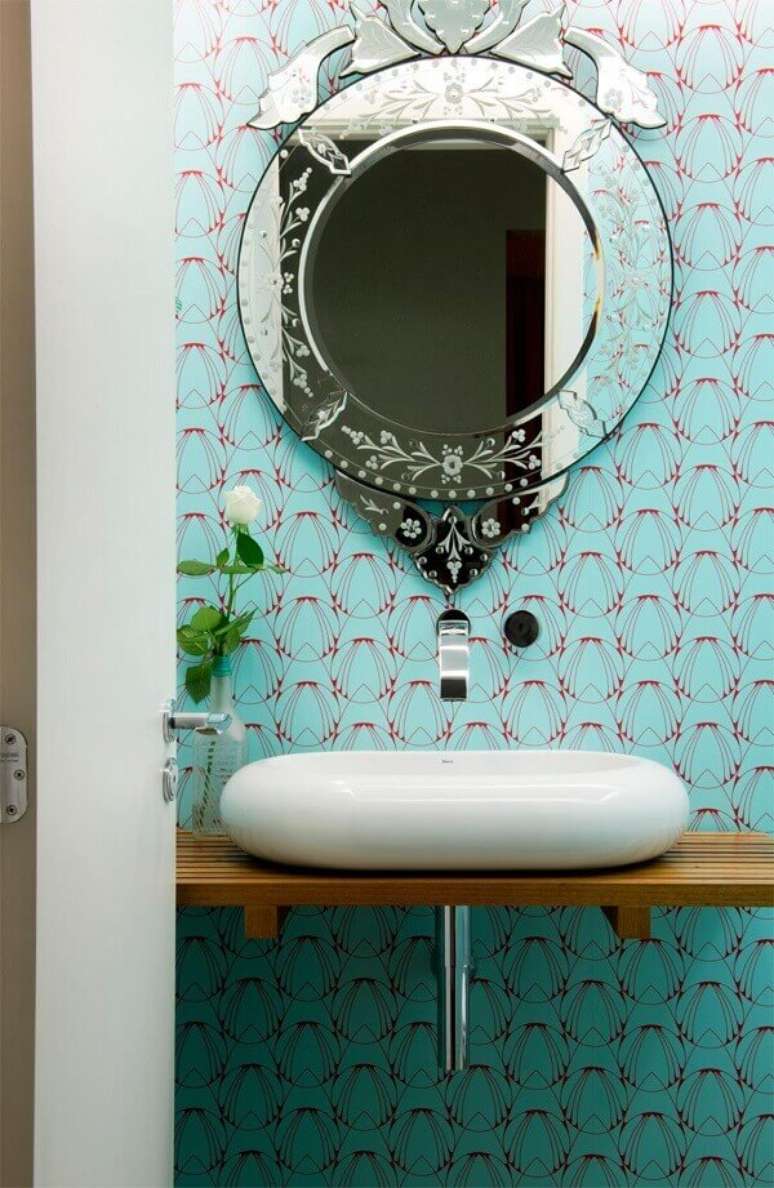 31- O papel de parede para lavabo com fundo azul realça as peças do banheiro. Fonte: Crisa Santos Arquitetos