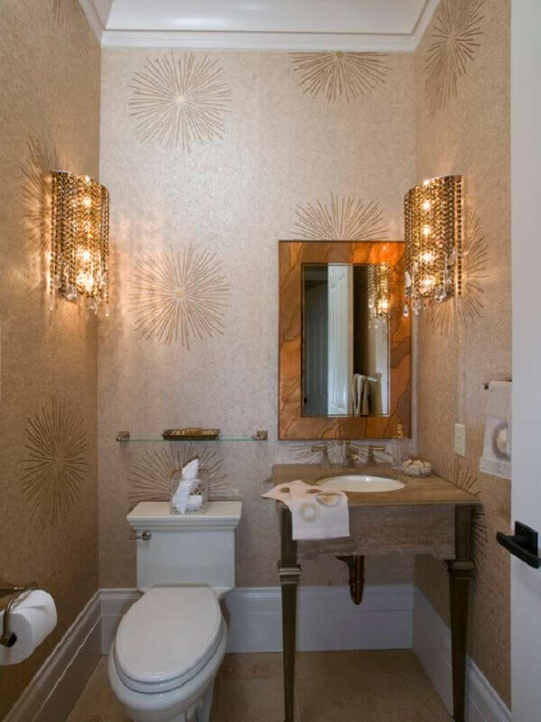 33- O papel de parede para lavabo dourado é valorizado pelas luminárias penduradas nas paredes. Fonte: Carro de Mola