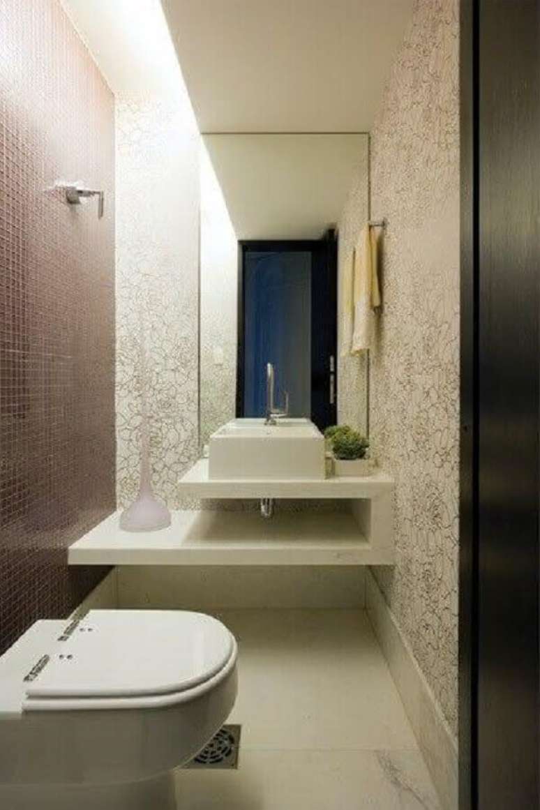 35- O papel de parede para lavabo branco e prateado foi instalado na parede de pastilhas roxas oposta. Fonte: Pinterest