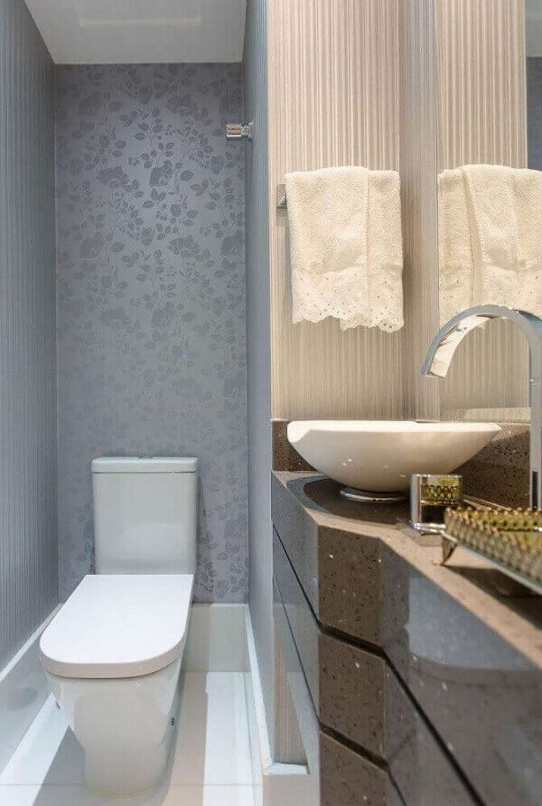 36- O papel de parede para lavabo cinza e dourado s&atilde;o texturizados. Fonte: Pinterest