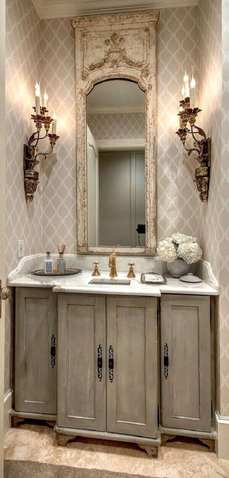 37- O papel de parede para lavabo em estilo provençal acompanha as luminárias, bancadas e espelho no mesmo estilo. Fonte: Blog Sincenet
