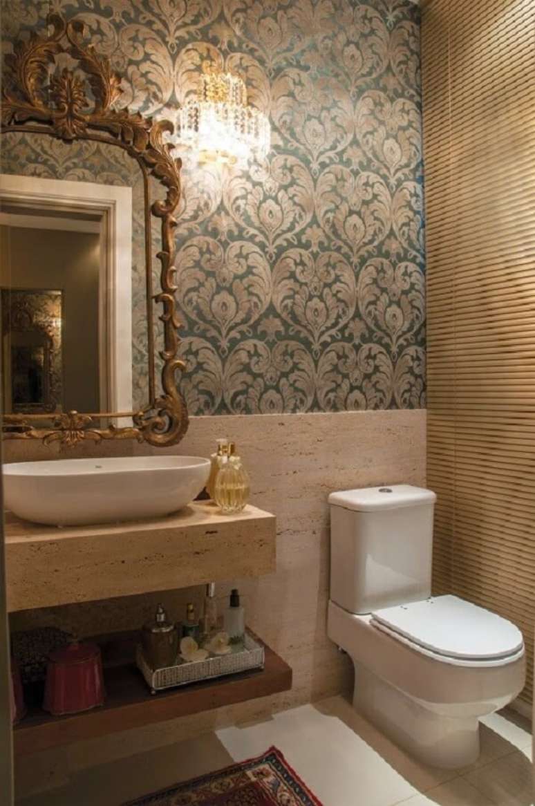 4- O papel de parede para lavabo pequeno foi instalado em apenas meia parede. Fonte: DecorSalteado