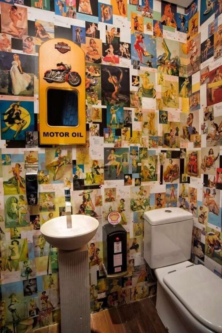 40- O papel de parede para lavabo é estampado com gravuras femininas no estilo vintage. Fonte: Elmor Arquitetura