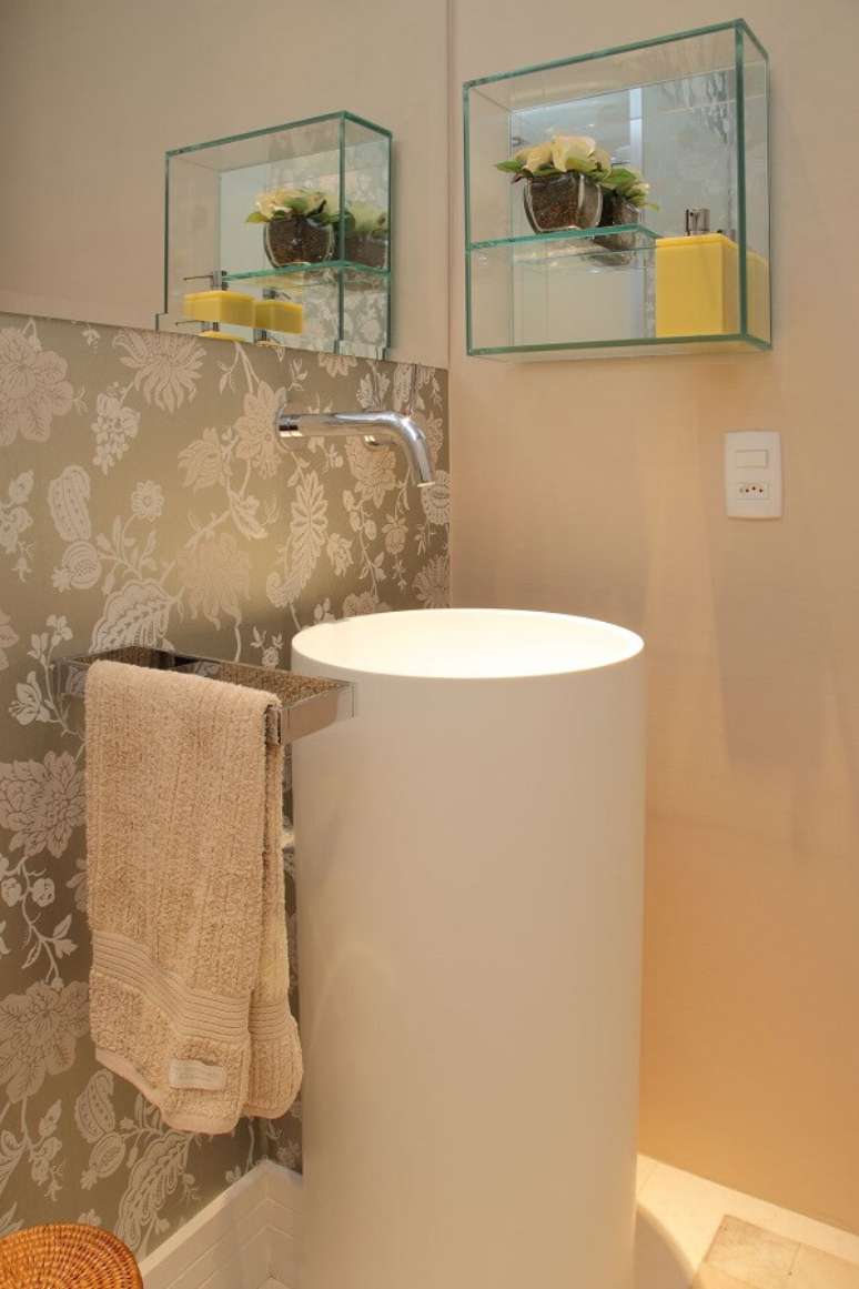 41- O papel de parede para lavabo florido em dois tons foi instalado abaixo do espelho atrás da pia. Fonte: Cris Paola