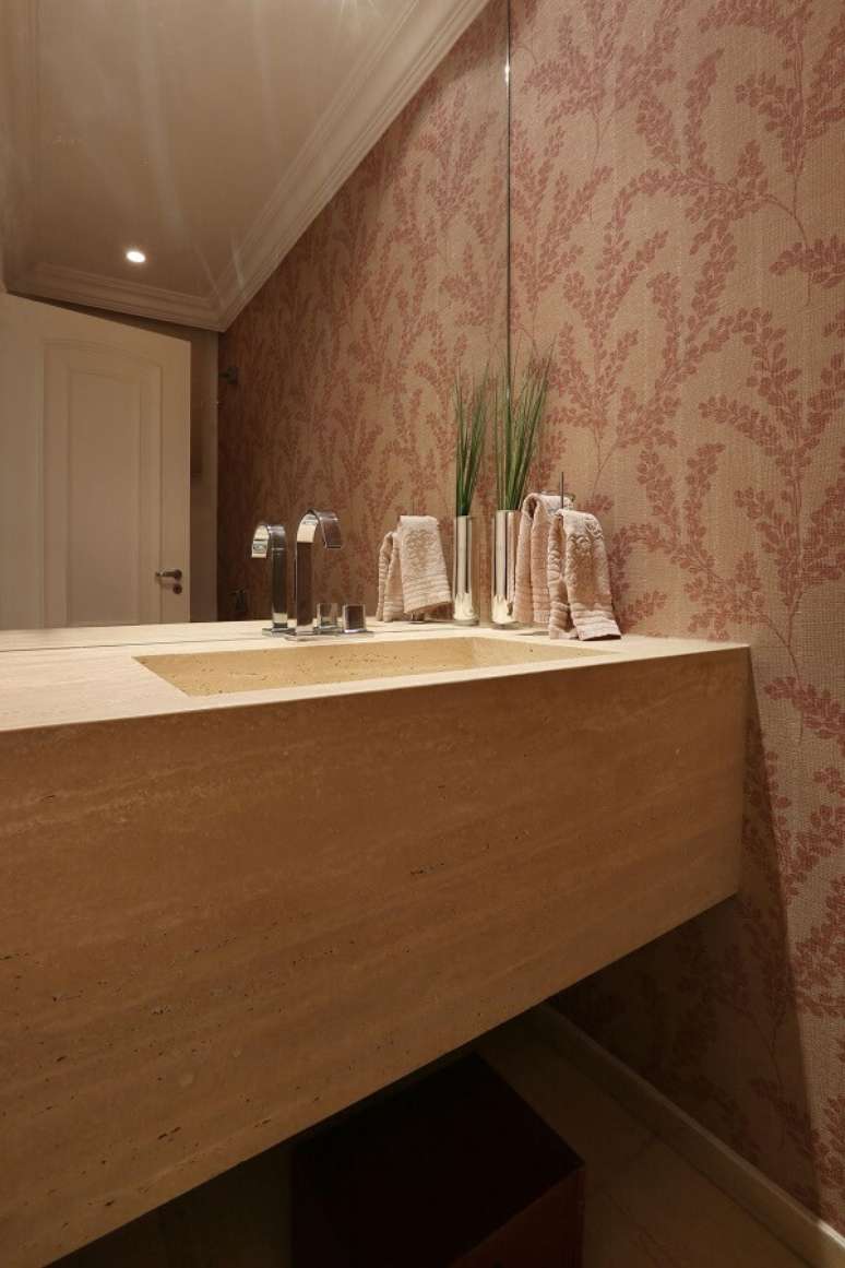 42- O papel de parede para lavabo em decora&ccedil;&atilde;o cl&aacute;ssica tem tons s&oacute;brios. Fonte: Renata Romeiro