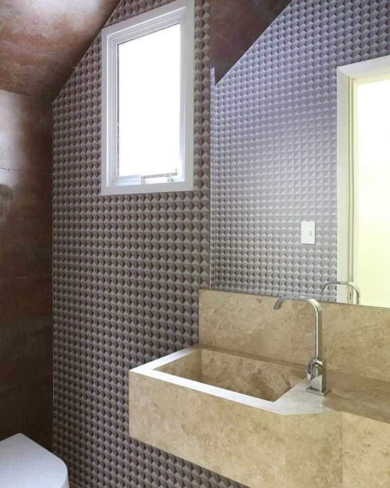 43- O papel de parede para lavabo pequeno tem estampas geométricas. Fonte: Antonio Armando de Araújo