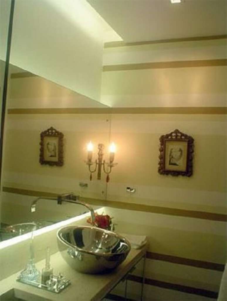 44- O papel de parede para lavabo pequeno listrado cria uma sensação de profundidade no ambiente. Fonte: Rico Mendonça