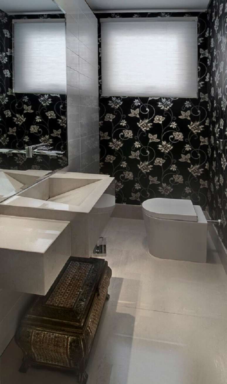 45- A cor escura do papel de parede para lavabo deixa o ambiente com um aspecto contemporâneo. Fonte: Ateliê Revestimentos