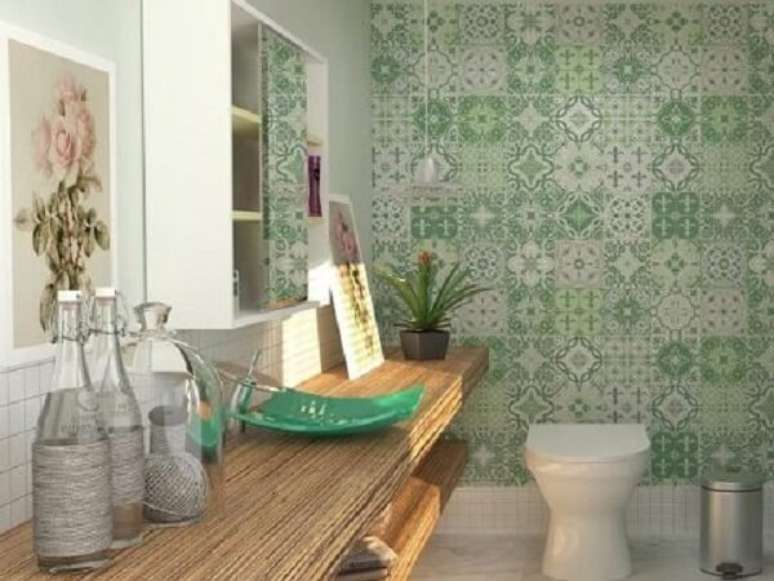 46- A decoração para lavabo com papel de parede tem estampas de ladrilhos hidráulicos verdes. Fonte: Dicas de Arquitetura