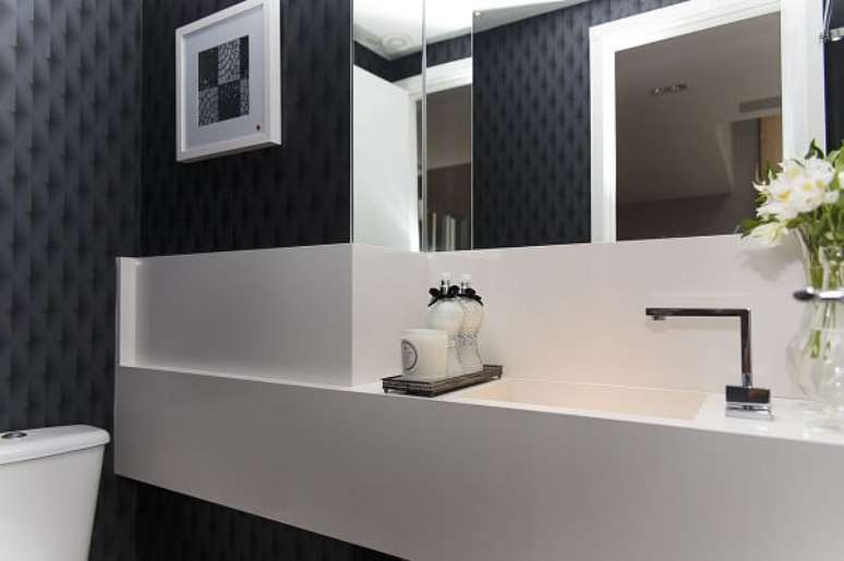 47- O papel de parede para lavabo na cor escura real&ccedil;a as linhas retas e as lou&ccedil;as brancas. Fonte: Danyela Corr&ecirc;a