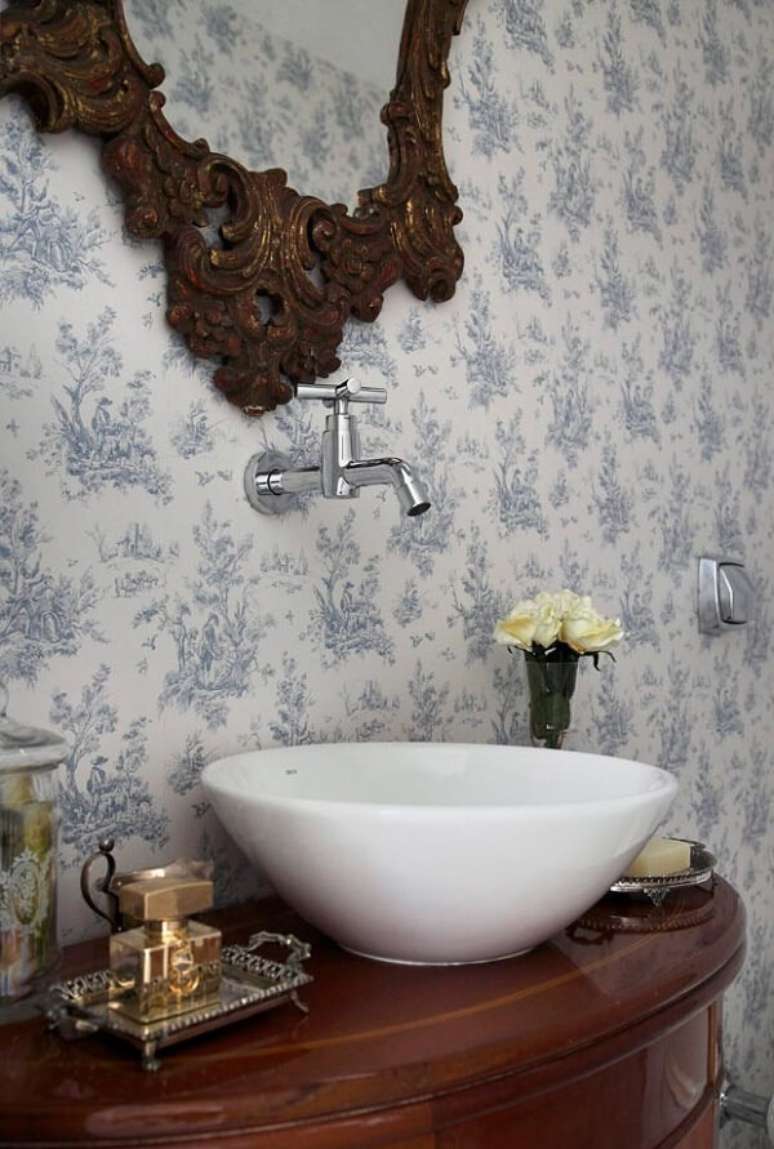48- O papel de parede para lavabo pequeno tem estampas delicadas em cores neutras. Fonte: Denilson Machado MCA Estúdio – Editora Globo