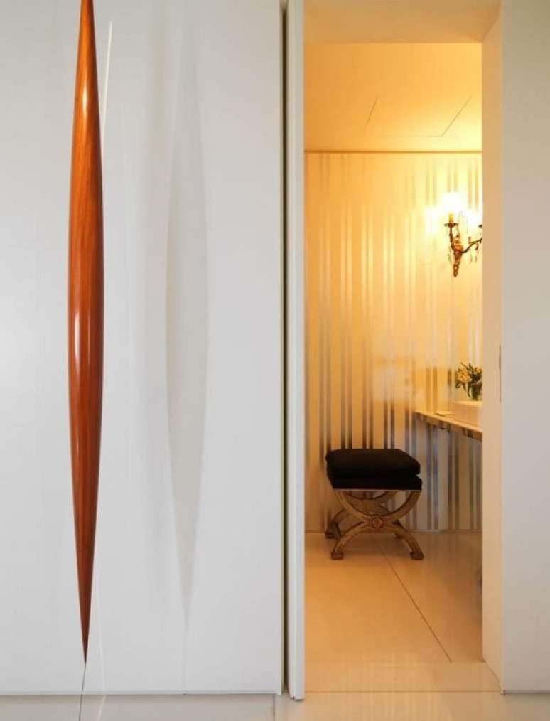 52- O papel de parede para lavabo tem listras opacas e brilhantes no sentido vertical. Fonte: Roberto Migotto