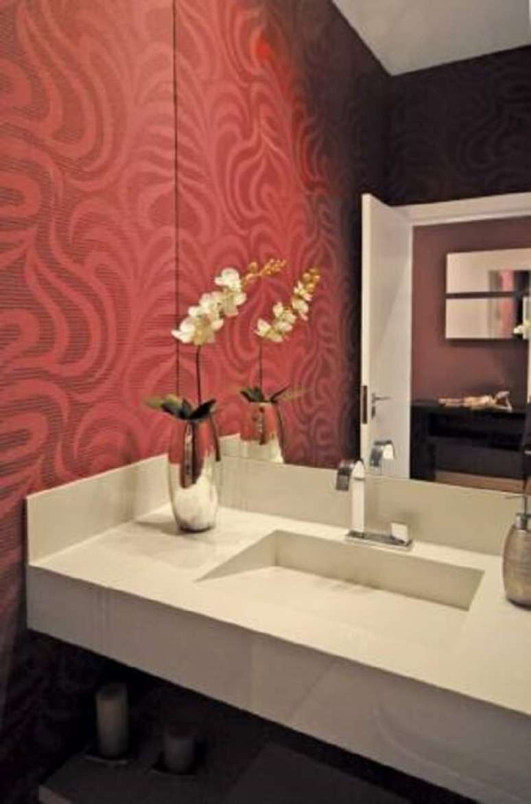 53- O padrão do papel de parede para lavabo vermelho é grande, porém discreto. Fonte: Casa e Construção