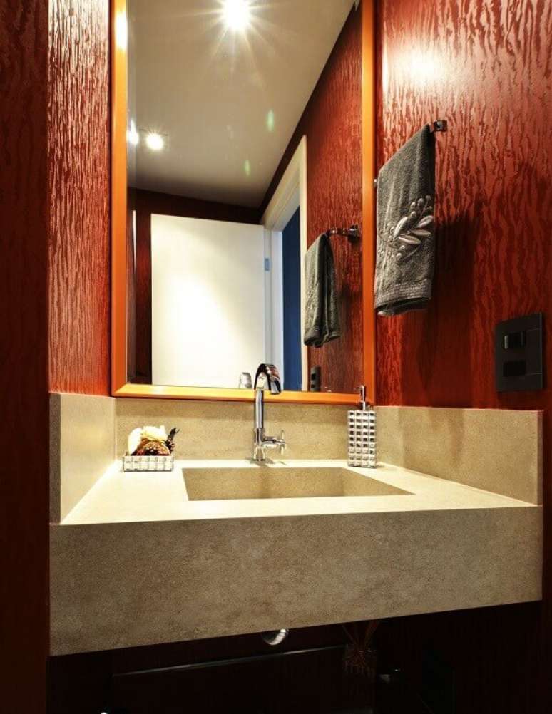 55- O papel de parede para lavabo pequeno é texturizado e tem estampa imitando madeira. Fonte: Zark Studio Lab