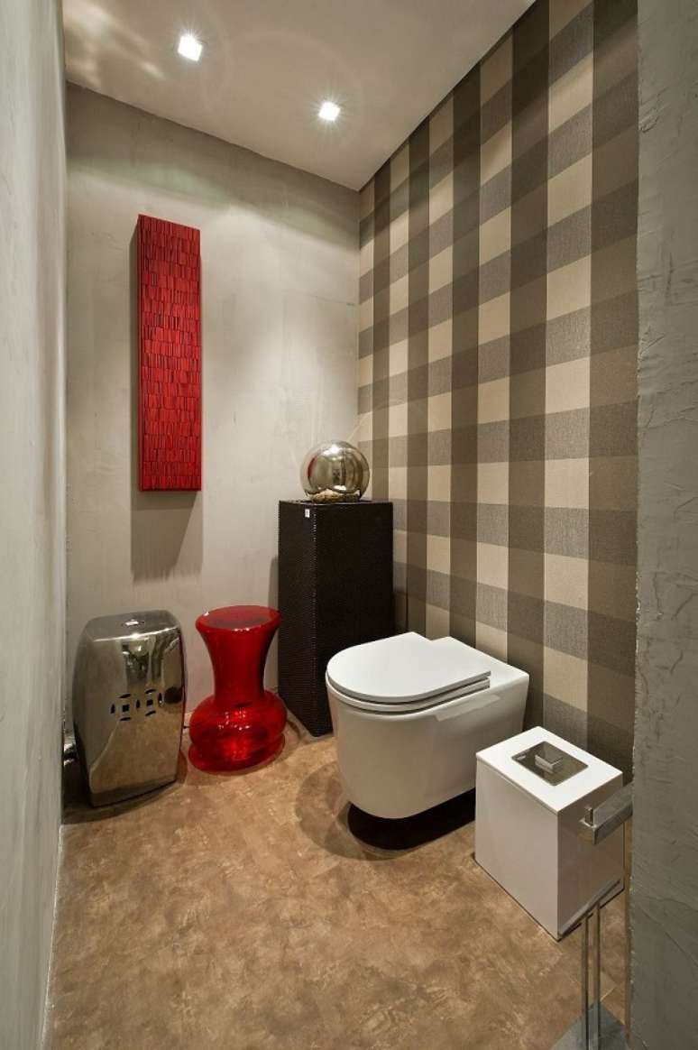 56- O papel de parede para lavabo xadrez tem as cores das paredes laterais do cômodo. Fonte: Lídia Maciel