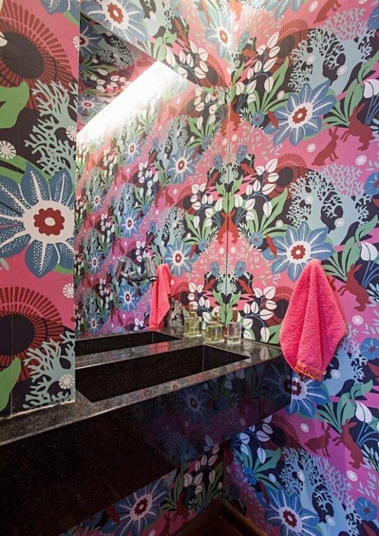 12- O papel de parede para lavabo moderno apresenta estampas florais, coloridas e grandes. Fonte: Gui Morelli – Editora Globo