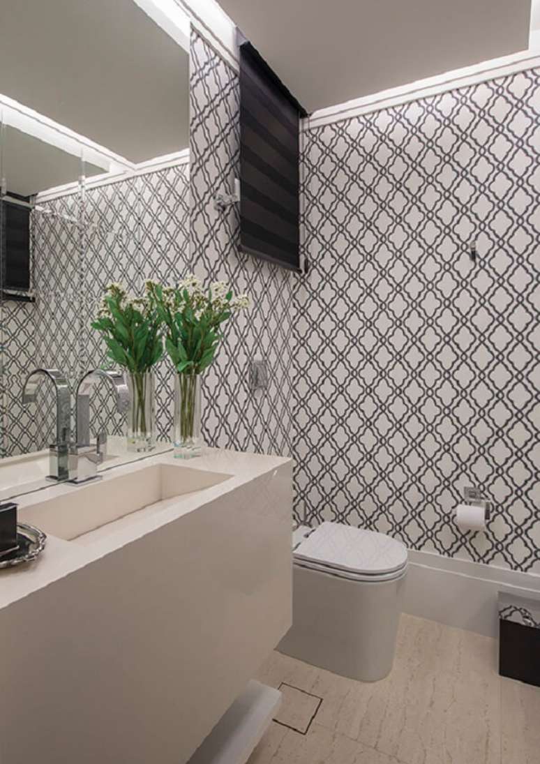 57- O papel de parede para lavabo tem fundo branco e desenhos em preto combinando com a cortina. Fonte: Blog Sincenet