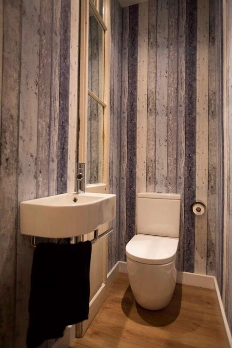 59- O papel de parede para lavabo imitando madeira de demolição confere ao ambiente um aspecto rústico. Fonte: Carro de Mola